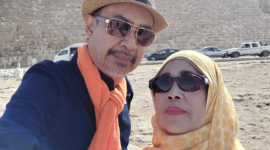 Foto: Mantan Sekda Kota Bekasi Rayendra Sukarmadji Bersama Istri