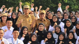 Foto: Pj Walikota Bekasi Raden Gani Muhamad Bersama Pegawai PPPK Tenaga Pendidikan Kota Bekasi
