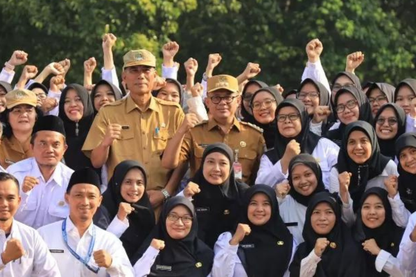 Foto: Pj Walikota Bekasi Raden Gani Muhamad Bersama Pegawai PPPK Tenaga Pendidikan Kota Bekasi