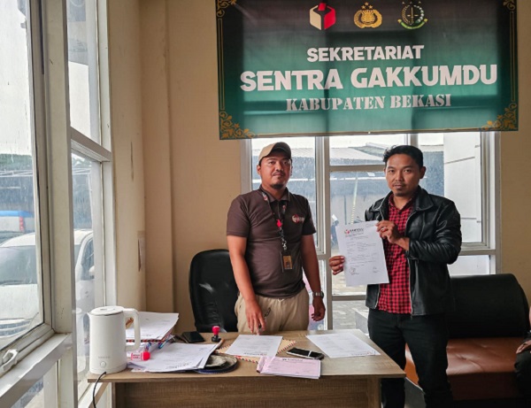 Foto: Warga Kebalen Saipul Saat Melapor ke Bawaslu Kabupaten Bekasi Jawa Barat