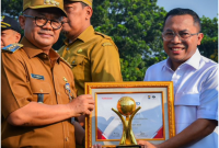 Foto: Dirut PT. Migas Persoda Kota Bekasi, Apung Widadi Terima Pernghargaan TOP BUMD Awards Tahun 2024 Dari Pj Walikota Bekasi, Raden Gani Muhamad