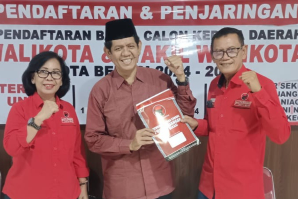 Foto: Adi Bunardi Saat Mengembalikan Formulir ke DPC PDIP Kota Bekasi