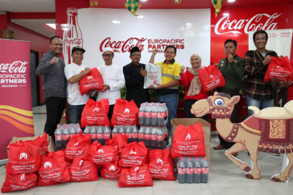 Penyerahan paket Lebaran (5/4/2024) kepada warga sekitar pabrik CCEP Indonesia di Bekasi,yang diwakili oleh para tokoh masyarakat, diserahkan langsung oleh Wildan Nugraha, Plant Operation Manager Bekasi 1 Plant didampingi oleh Nurlida Fatmikasari, Regional Pubic Affairs Manager dan M.Adnan.J, Public Affairs Manager CCEP Indonesia.