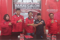 Foto: Ade Kuswara Kunang (Kiri) Bersama Ketua DPC PDIP Kabupaten Bekasi, Soleman (Kanan)