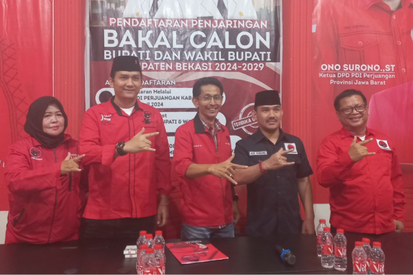 Foto: Ade Kuswara Kunang (Kiri) Bersama Ketua DPC PDIP Kabupaten Bekasi, Soleman (Kanan)