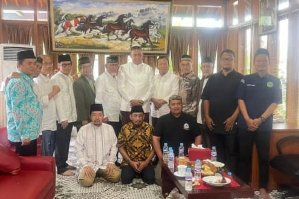 Foto: Pengurus FKUB Kota Bekasi Kunjungi Kediaman Tri Adhianto