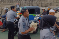 Pagawai Lapas Kelas I Cipinang Jakarta Timur Saat Bagikan Takjil