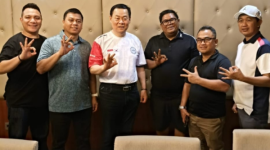 Foto: Berfose Dengan Salam 3 Jari