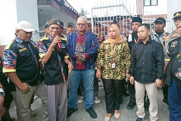 Aksi LSM GMBI di Depan Kantor KPUD Kota Bekasi