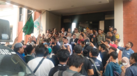 Aksi Mahasiswa di Gedung DPRD Kota Bekasi