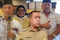 Foto: Rahmat Effendi & Ade Puspitasari (Kiri) Bersama Mochtar Muhamad (Kanan) Depan Tri Adhianto 