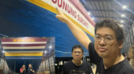 Foto: Alvin Lim, SH, MH Saat di Galangan Kapal Milik Panji Gumilang