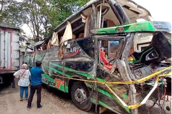 Bus Pariwisata Trans Putera Fajar  