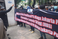 Foto: Massa Aksi KMAKI di Depan Gedung PN Jakarta Pusat