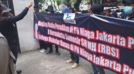 Foto: Massa Aksi KMAKI di Depan Gedung PN Jakarta Pusat