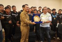 Pj. Bupati Bekasi Dari Ramdan Terima Piala Juara U-13