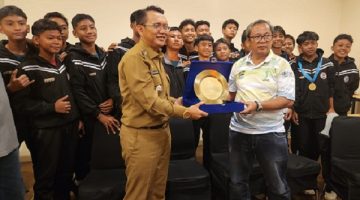 Pj. Bupati Bekasi Dari Ramdan Terima Piala Juara U-13
