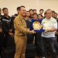 Pj. Bupati Bekasi Dari Ramdan Terima Piala Juara U-13