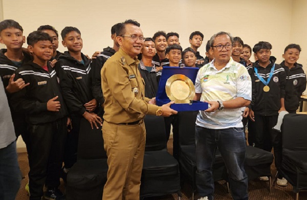 Pj. Bupati Bekasi Dari Ramdan Terima Piala Juara U-13