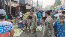 Foto: Satpol PP Tertibkan PKL di Jalan Ir. Juanda Pasar Baru Kota Bekasi