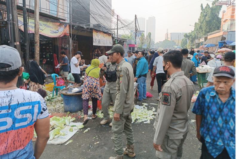 Foto: Satpol PP Tertibkan PKL di Jalan Ir. Juanda Pasar Baru Kota Bekasi