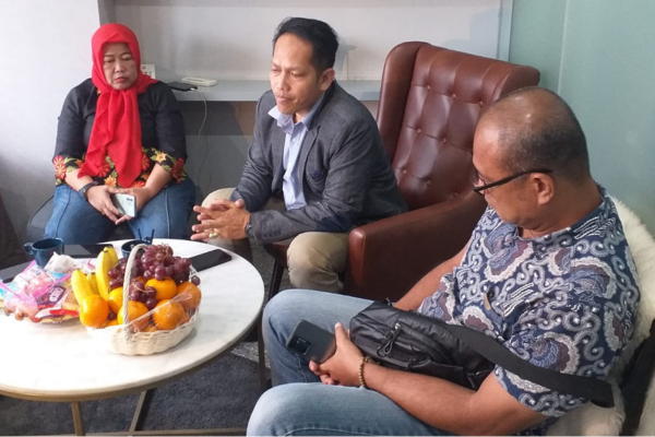 Foto: Advokat Rinto E Paulus Sitorus (Tengah), Umi Syarifah Pemred Majalah Sudut Pandang dan Simon Leo Siahaan