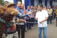 Jaksa Agung ST. Burhanuddin Serahkan Satu Sapi ke Ketua Forwaka Kejagung, Zamzam