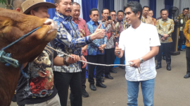 Jaksa Agung ST. Burhanuddin Serahkan Satu Sapi ke Ketua Forwaka Kejagung, Zamzam