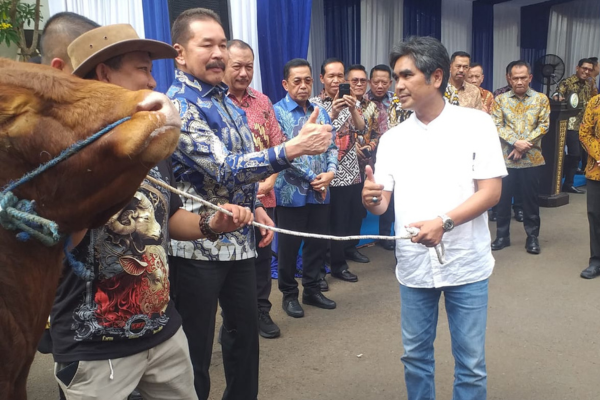 Jaksa Agung ST. Burhanuddin Serahkan Satu Sapi ke Ketua Forwaka Kejagung, Zamzam