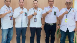 Foto: Ketua PWI Bekasi Raya, Ade Muksin, SH (Tengah) Beserta Jajaran Pengurus