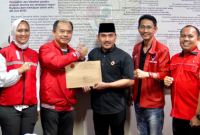 Foto: Ade Kuswara Kunang Saat Menerima Rekomendasi dan Surat Tugas Bakal Calon Bupati Bekasi