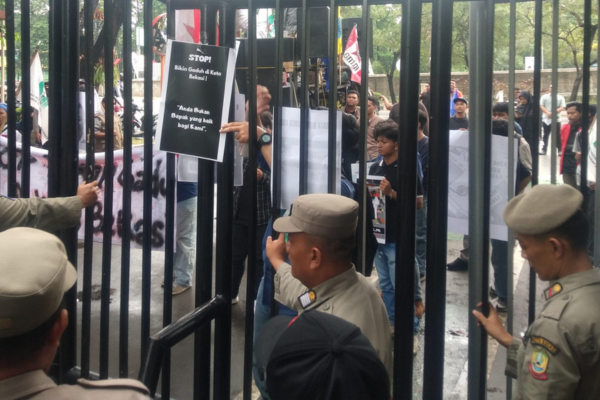 Foto: Aksi Mahasiswa Depan Kantor Pemkot Bekasi