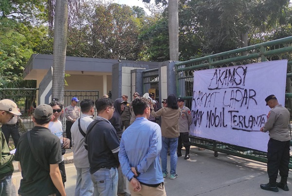 Foto: Aksi AKAMSI di Depan Gedung Pemkab Bekasi