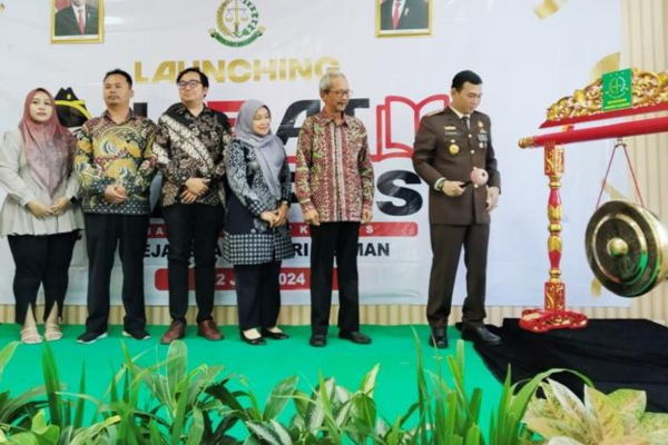 Foto Kajari Sleman, Bambang Yunianto Eko Putro, SH, MH Saat Memukul Gong