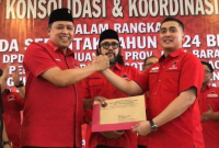 Foto: Tri Adhianto Saat Menerima Surat Tugas DPP PDI-Perjuangan