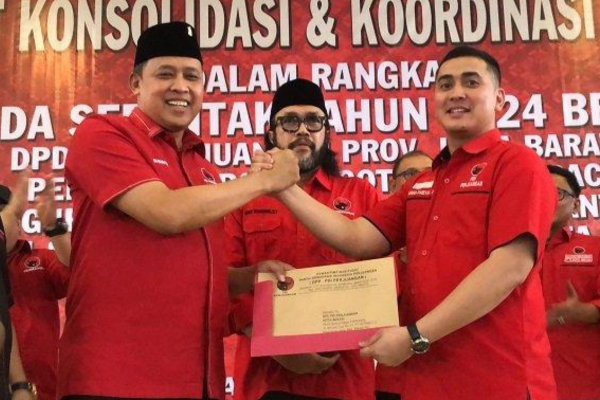 Foto: Tri Adhianto Saat Menerima Surat Tugas DPP PDI-Perjuangan