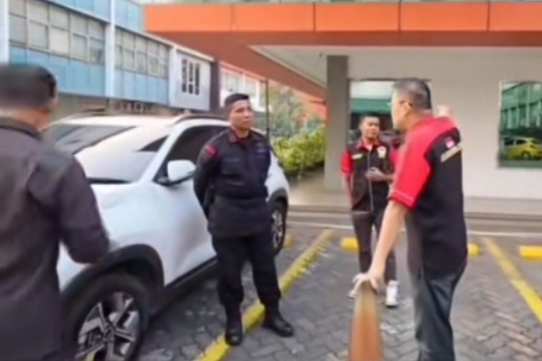 Alvin Lim saat ke Kantor Swasta Intercon GBI CK-7 yang dijaga Anggota Brimob