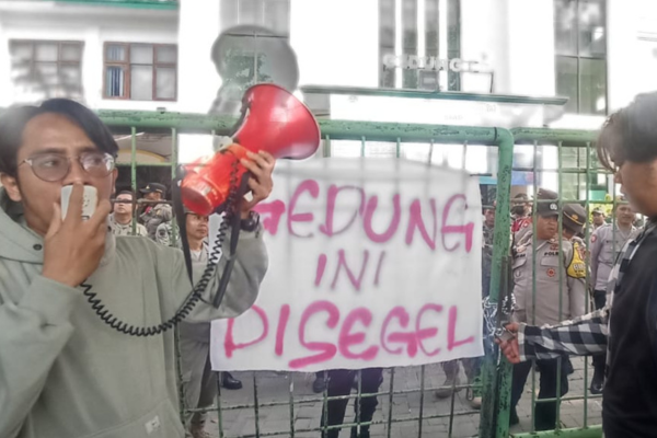 Aksi Mahasiswa di Depan Gedung Dinas Pendidikan Kota Bekasi