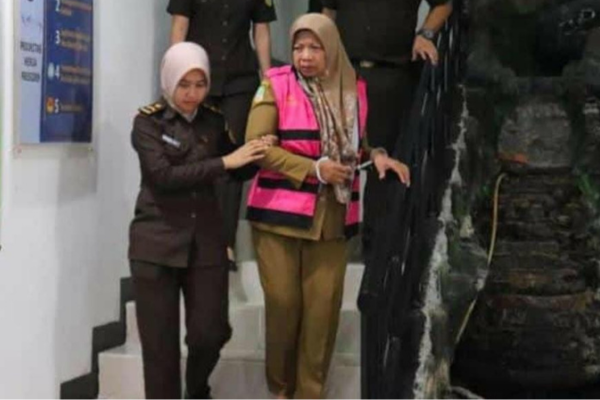 Foto: Kades Karang Rahayu Ino Herawati Saat Digiring Petugas Kejari Kabupaten Bekasi