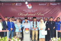 Foto: BN Holik Qodratulloh dan H. Faizal Hafan Farid di KPU Kabupaten Bekasi