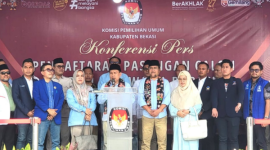 Foto: BN Holik Qodratulloh dan H. Faizal Hafan Farid di KPU Kabupaten Bekasi