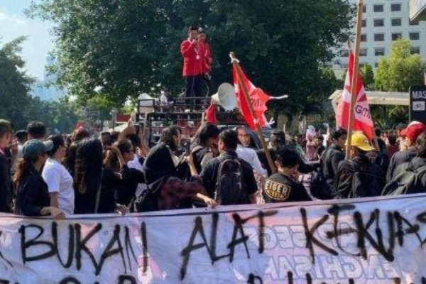 Foto: Aksi GMNI versi Arjuna di depan Gedung KPK