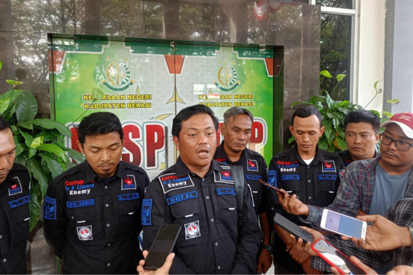 Keterangan Foto: Ketua Umum LSM LIAR, Nofal Usai Audensi Dengan Kejari Kabupaten Bekasi