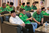 Ket Foto: Bakal Calon Walikota dan Wakil Walikota Bekasi, Heri Koswara (Kemeja Putih Berpeci) dan Sholihin (Tengah Baju Hijau PPP) Bersama H. Zaini (Pemilik Logam Jaya) 