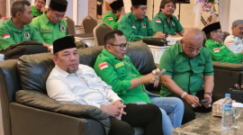 Ket Foto: Bakal Calon Walikota dan Wakil Walikota Bekasi, Heri Koswara (Kemeja Putih Berpeci) dan Sholihin (Tengah Baju Hijau PPP) Bersama H. Zaini (Pemilik Logam Jaya) 