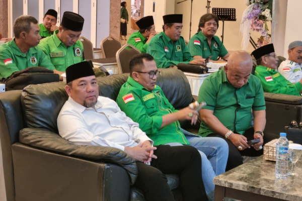 Ket Foto: Bakal Calon Walikota dan Wakil Walikota Bekasi, Heri Koswara (Kemeja Putih Berpeci) dan Sholihin (Tengah Baju Hijau PPP) Bersama H. Zaini (Pemilik Logam Jaya) 