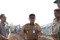 Foto: Pj Raden Gani Muhamad Saat Meninjau Lokasi Proyek Polder Air