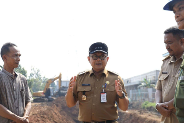 Foto: Pj Raden Gani Muhamad Saat Meninjau Lokasi Proyek Polder Air