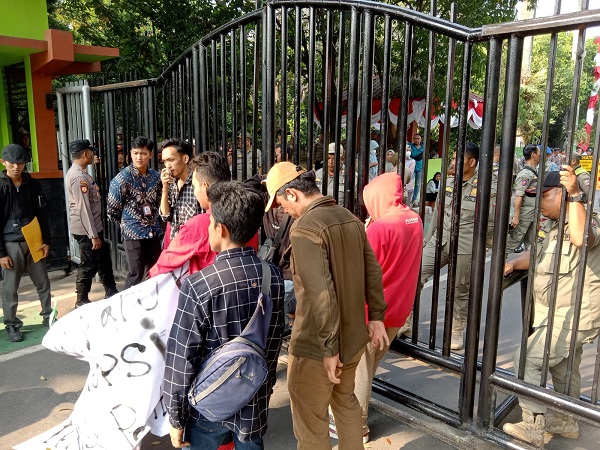 Foto: Aksi Gemasi di Depan Kantor Pemerintah Kota Bekasi, Jawa Barat.