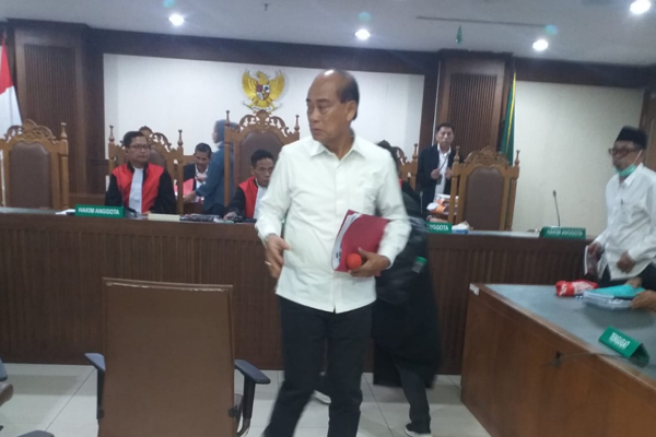 Ket. Foto: Saksi Korban Penipuan Jhon N Palinggi Seusai Menjadi Saksi di Pengadilan Negeri Jakarta Pusat